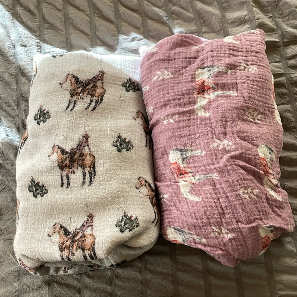 Cowled Clothing Crib Sheets (2)